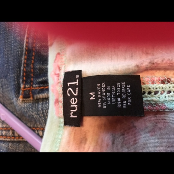 Roses top. Comfy - Picture 4 of 4